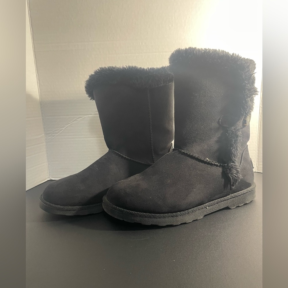 Makalu  California Women’s Boots 7 1/2.  New never worn.   Black w/ Fur inside